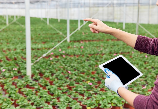 攝圖網_507705132_banner_農民查看平板電腦特寫(企業商用) - 副本.jpg